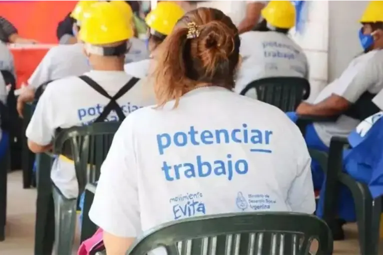 Baja de 900 mil planes sociales: los reemplazan por vouchers laborales