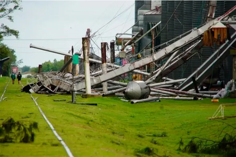 Temporal destruyó una planta de acopio y causó graves daños en Santa Fe