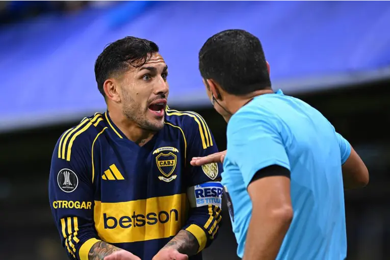 Con polémico arbitraje, Boca empató con Cruzeiro y complicó su pase