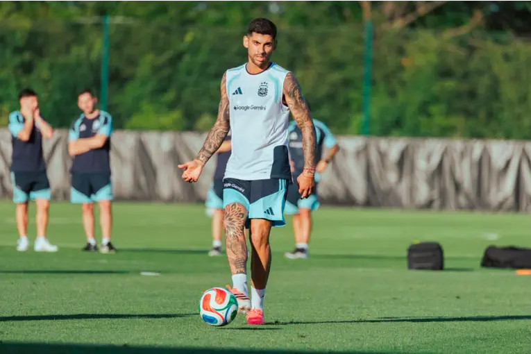 Selección Argentina: Cuti Romero recibió el alta y Scaloni recupera una pieza clave para el Mundial 2026