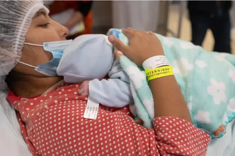 Mendoza implementa pulseras inteligentes para recién nacidos en todas sus maternidades públicas
