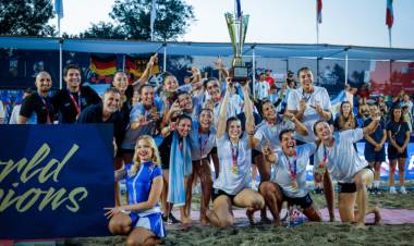 Las Kamikazes hicieron historia: Argentina conquistó el oro en el Mundial de Beach Handball y sumó además el bronce masculino