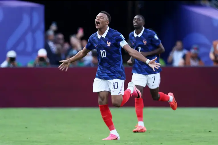 Francia goleó a Suecia con un doblete de Mbappé y enfrentará a Paraguay en octavos