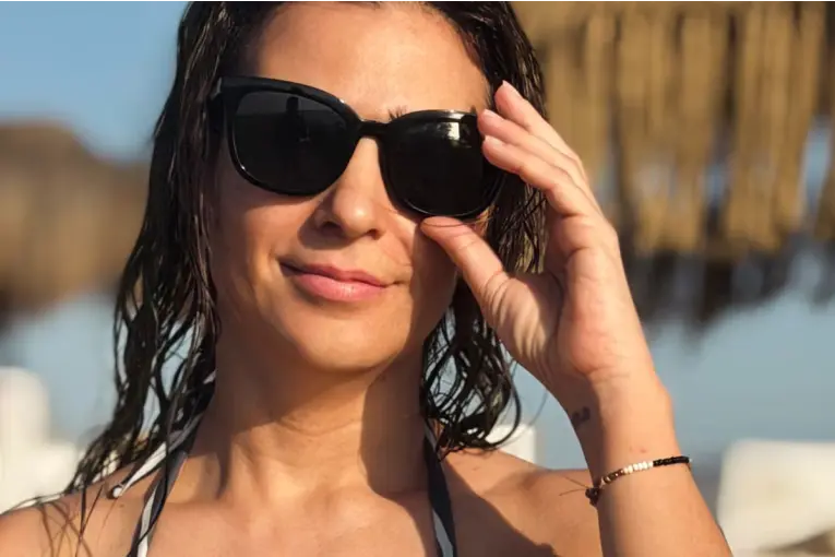 Agustina Cherri en Italia: microbikini cebra y look de lino