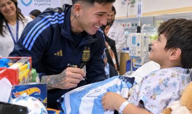 Enzo Fernández visitó el Hospital Garrahan y llevó regalos a los niños