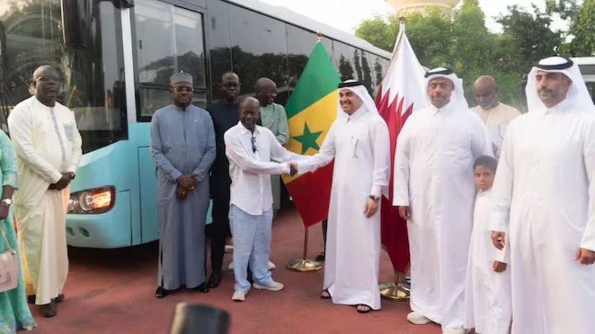 Qatar entregó 15 autobuses a Senegal para Dakar 2026
