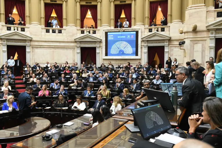 Diputados aprobó la reforma laboral y vuelve al Senado