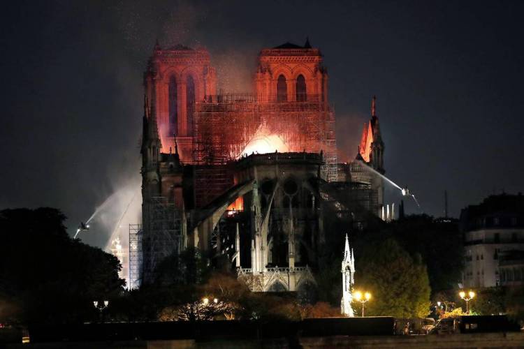 SE INCENDIÓ LA CATEDRAL NOTRE DAME EN PARÍS