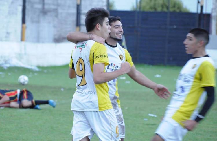 NEWBERY GOLEÓ Y ES EL ÚNICO PUNTERO, ATE II SE QUEDÓ CON EL CLÁSICO ANTE DEFENSORES DEL ESTE EN FÚTBOL DE PRIMERA DE VILLA MERCEDES