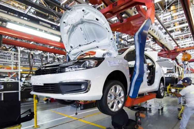 LA CRISIS ECONÓMICA ARGENTINA SE SIENTE, LA INDUSTRIA AUTOMOTRIZ QUE ESTÁ EN PUNTO MUERTO