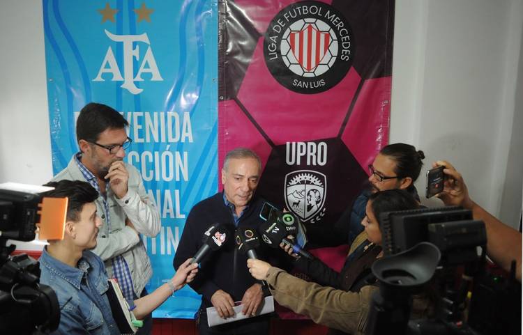 EL CUERPO TÉCNICO DE LA SELECCIÓN ARGENTINA DE FÚTBOL FEMENINO EN VILLA MERCEDES