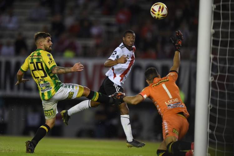 EL MILLONARIO DE FLOREÓ, GOLEÓ AL TIBURÓN Y AVANZÓ A CUARTOS