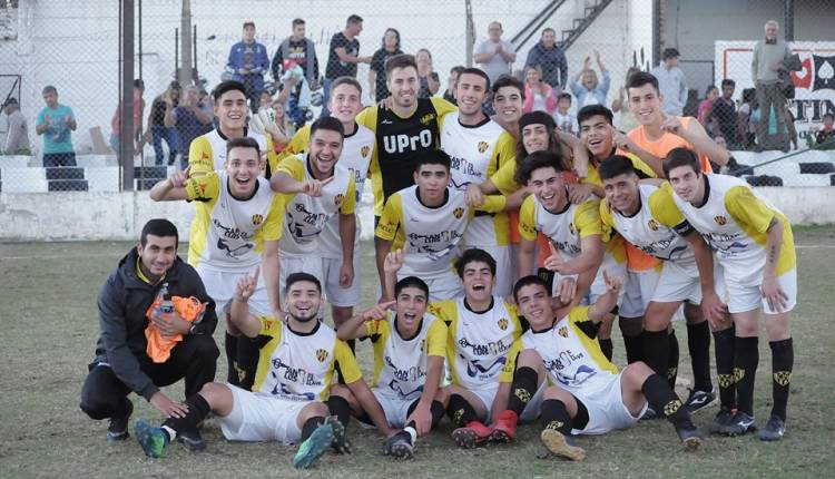 JORGE NEWBERY GANÓ EL CLÁSICO ANTE COLEGIALES Y SE MANTIENE COMO ÚNICO PUNTERO