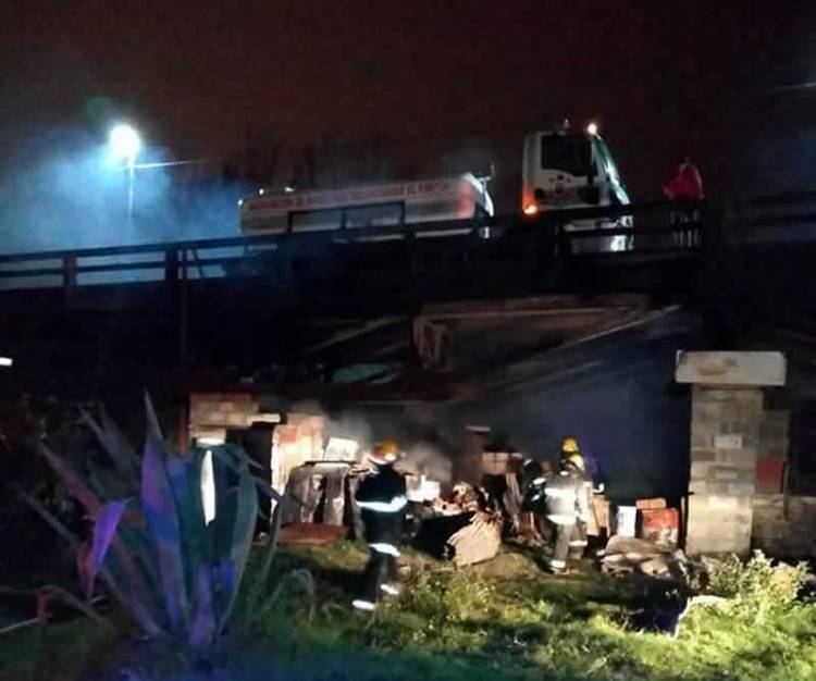 INCENDIO DE UNA CASA PRECARIA DEBAJO DE UN PUENTE EN VILLA MERCEDES