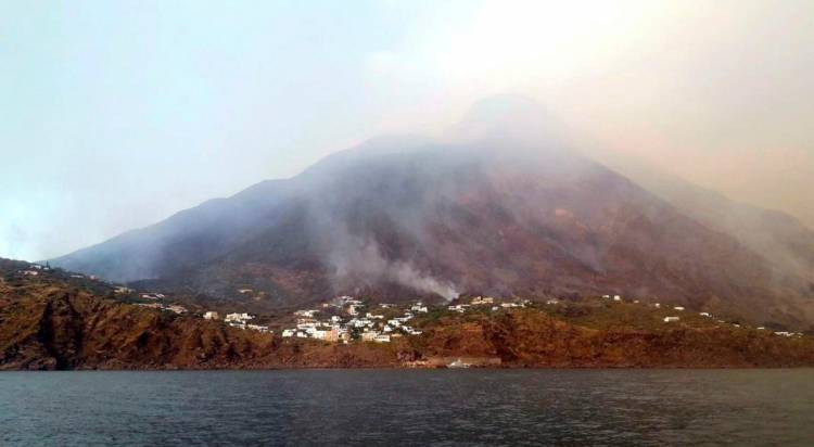 LA ERUPCIÓN DEL STROMBOLI EN ITALIA DEJA UN MUERTO, MÚLTIPLES DAÑOS Y EL PELIGRO CONTINÚA