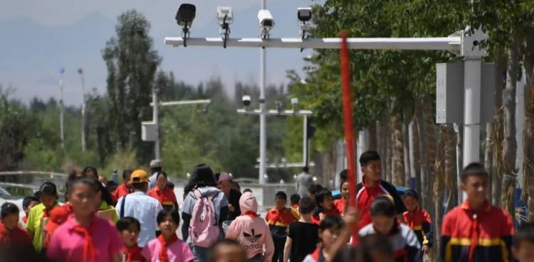 CHINA TE ESPÍA: CÓMO GUARDIAS FRONTERIZOS CHINOS INSTALAN EN SECRETO UNA APP EN LOS CELULARES DE LOS TURISTAS