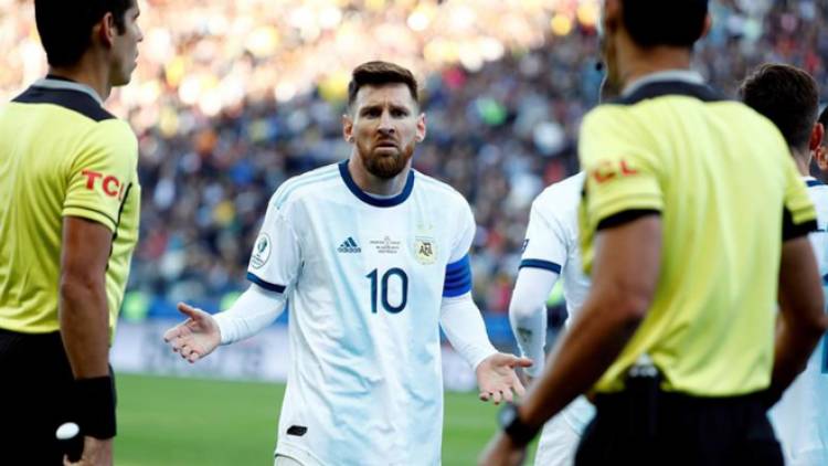 ARGENTINA ES TERCERA, CON MESSI EXPULSADO Y BAJO PROTESTA