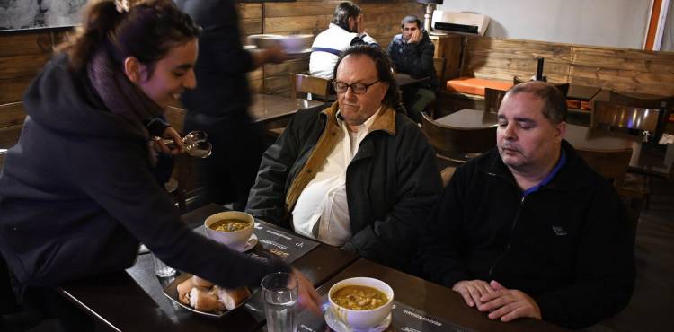 LIONEL MESSI SOLIDARIO: EL BAR FAMILIAR OFRECE ALIMENTO Y ABRIGO PARA PASAR EL INVIERNO
