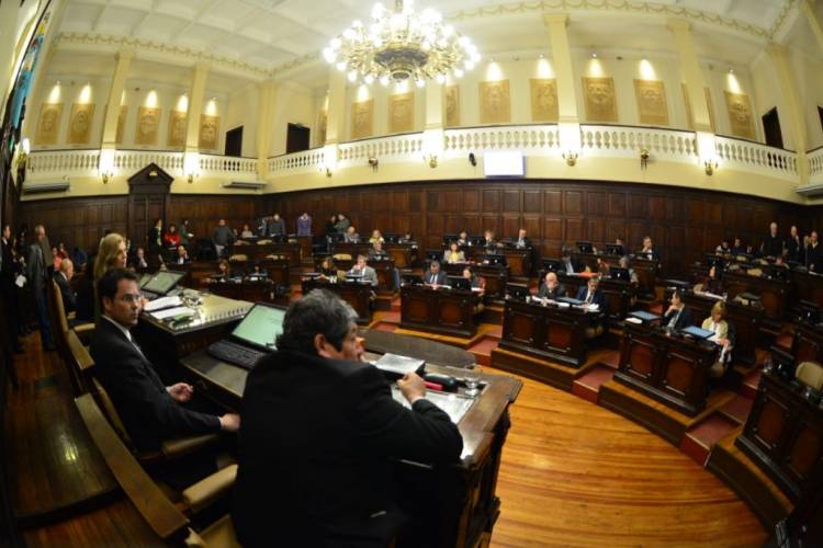 MENDOZA: AVANZA EL PROYECTO QUE BUSCA QUE NINGÚN FUNCIONARIO GANE MÁS QUE EL GOBERNADOR