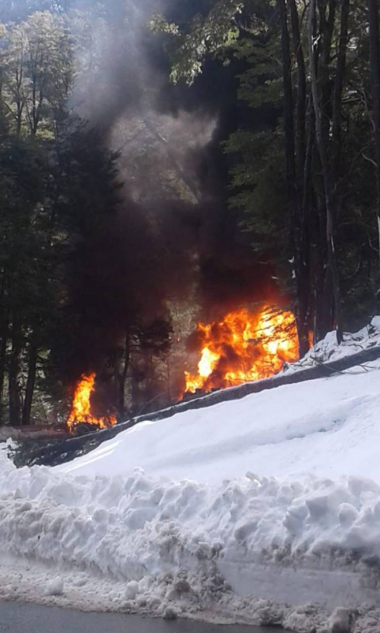 PATAGONIA: HABRÍA CINCO MUERTOS AL CHOCAR UN CAMIÓN CISTERNA CONTRA UN AUTO
