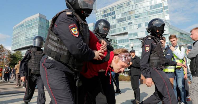 REPRESIÓN: UNA NUEVA PROTESTA PACÍFICA EN MOSCÚ TERMINÓ CON 700 DETENIDOS