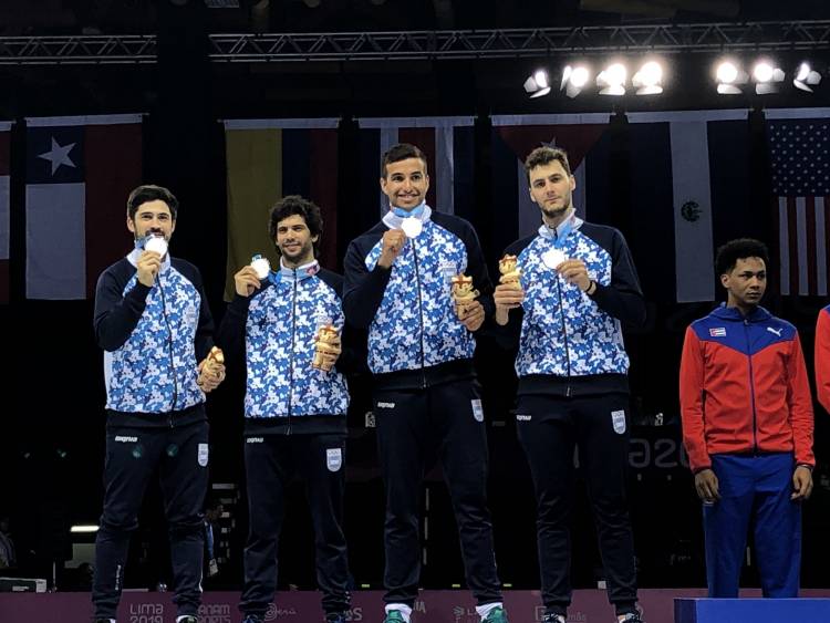 MEDALLA DE PLATA PARA EL EQUIPO DE ESPADA QUE HACE HISTORIA