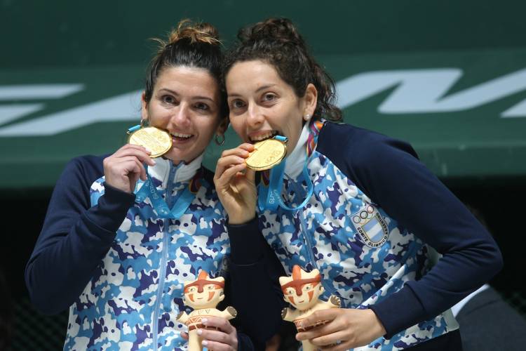 LA TUCUMANA CYNTHIA PINTO JUNTO A MARÍA LIS GARCIA GANARON EL ORO EN PELOTA DE GOMA DOBLES TRINQUETE FEMENINO