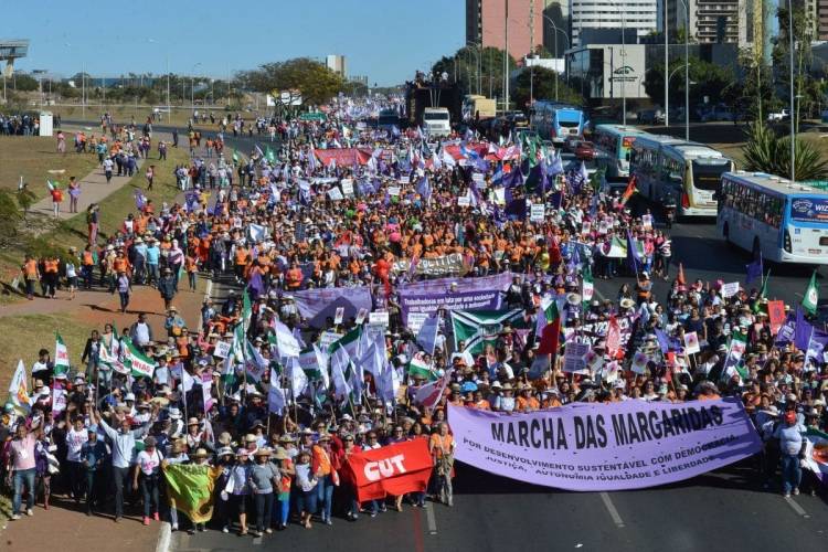 PRIMERA MARCHA DE MUJERES INDÍGENAS EN BRASIL, ACUSA AL GOBIERNO DE PONER EN RIESGO LA SUPERVIVENCIA DE PUEBLOS Y ECOSISTEMAS