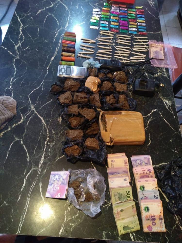 UN JOVEN FUE DETENIDO CON DROGA, MAS DE 12 MIL PESOS Y OTROS ELEMENTOS EN MENDOZA