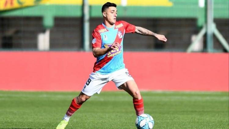 COMO JUEGA ARSENAL, EL SORPRENDENTE PUNTERO DE LA SUPERLIGA