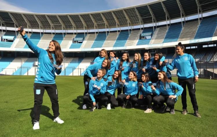 RACING PRESENTÓ A SU PLANTEL PROFESIONAL DE FÚTBOL FEMENINO CON DOS JUGADORAS DE LA SELECCIÓN
