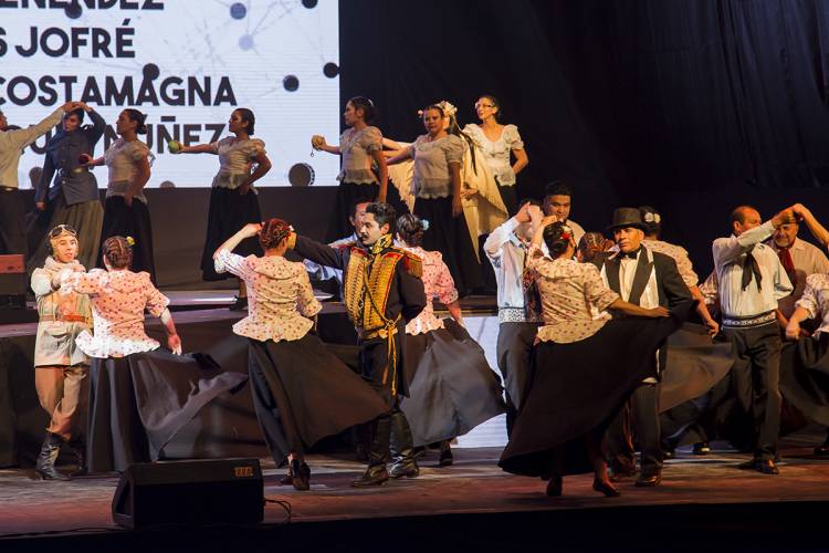 425° ANIVERSARIO DE LA FUNDACIÓN DE SAN LUIS: COMENZÓ LOS FESTEJOS CON UNA GALA