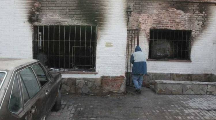 MENDOZA: UNA DISCUSIÓN ENTRE VECINOS TERMINÓ CON DOS DETENIDOS POR INCENDIAR UNA VIVIENDA Y DISPARAR CONTRA OTRA