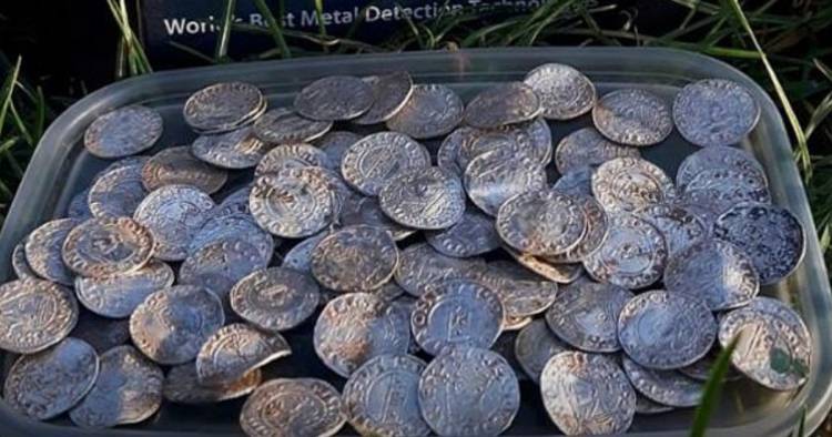 CON DETECTOR DE METALES, HALLARON UN MILLONARIO TESORO DE 1.000 AÑOS DE ANTIGÜEDAD EN INGLATERRA