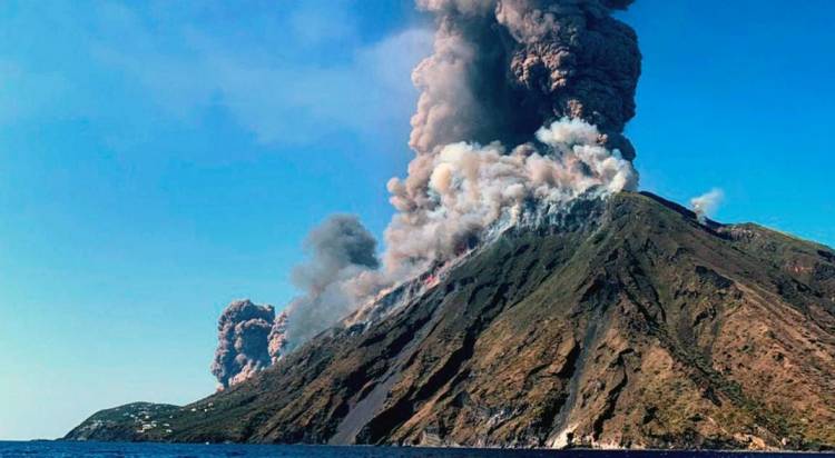 ITALIA: CONTINÚA EN ERUPCIÓN EL VOLCÁN STRÓMBOLI, HAY CENIZAS POR TODA LA ISLA