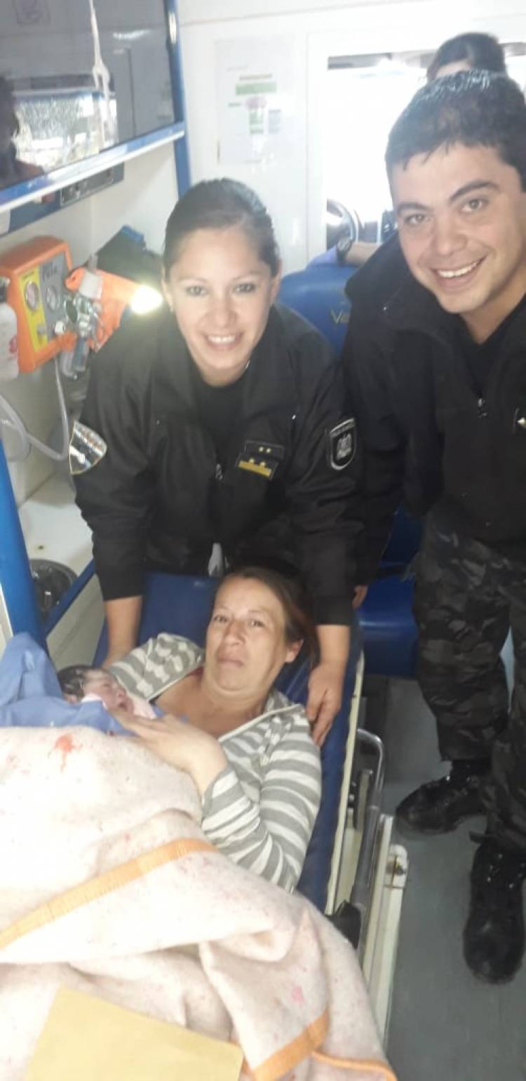 DOS POLICÍAS AYUDARON A UNA MAMÁ A DAR A LUZ EN EL PARQUE SAN MARTÍN DE MENDOZA