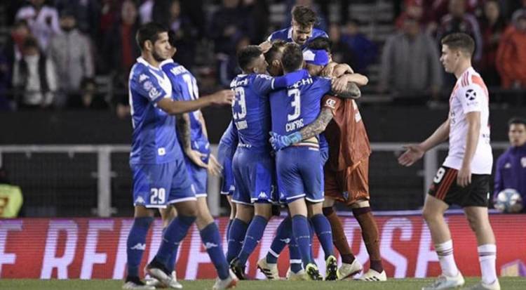 VÉLEZ SE LLEVÓ UN TRIUNFAZO DEL MONUMENTAL, EN UN PARTIDO PLAGADO DE POLÉMICAS