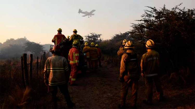 INCENDIOS EN CÓRDOBA: EL VIENTO Y LA SEQUÍA COMPLICAN EL COMBATE A LAS LLAMAS, MÁS DE 50 EVACUADOS Y HAY UN DETENIDO
