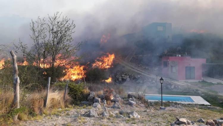SAN LUIS: DOTACIONES DE BOMBEROS Y BRIGADAS DE SAN LUIS SOLIDARIO LUCHAN CONTRA UN INCENDIO ENTRE EL VOLCÁN Y POTRERO DE LOS FUNES