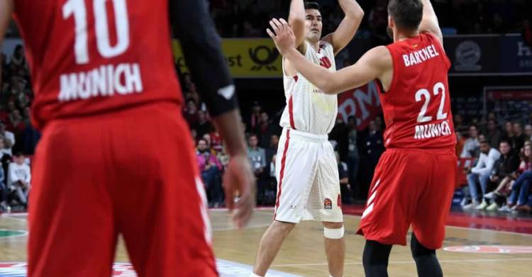 A 4 DÍAS DE SU LLEGADA, SCOLA DEBUTÓ EN LA EUROLIGA Y FUE EL GOLEADOR DE SU EQUIPO PERO NO PUDO GANAR