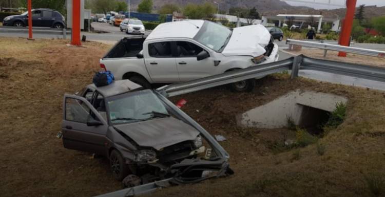 FUERTE ACCIDENTE ESTA MAÑANA EN SAN LUIS ENTRE UN AUTO Y UNA CAMIONETA, EN AVENIDA SANTOS ORTIZ DE LA CIUDAD CAPITAL