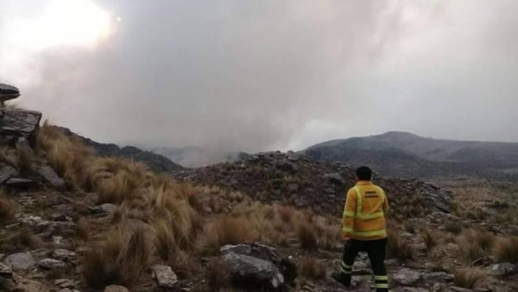 LUCHA CONTRA EL FUEGO EN LA PROVINCIA DE SAN LUIS: BOMBEROS Y BRIGADISTAS COMBATEN UN INCENDIO EN SIERRAS DE LOS COMECHINGONES