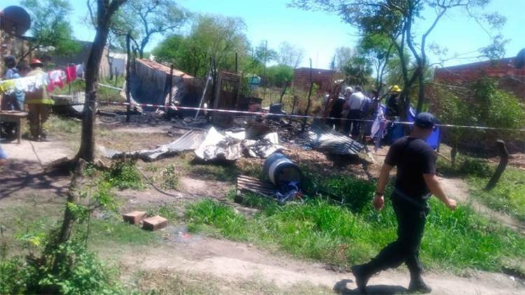 CHACO: INCENDIO DE UNA PRECARIA VIVIENDA, UNA MADRE Y DOS DE SUS HIJAS MURIERON