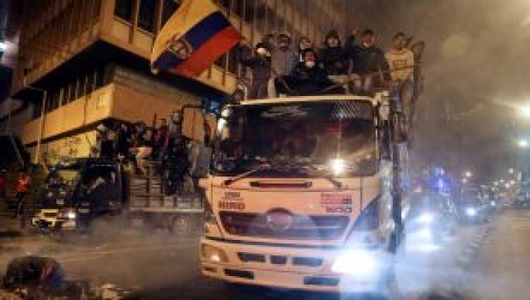 ECUADOR: EL GOBIERNO ABANDONÓ QUITO Y LOS MANIFESTANTES INTENTARON TOMAR EL CONGRESO