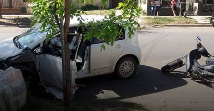 GRAVE ACCIDENTE EN VILLA MERCEDES: UN AUTO CHOCÓ A DOS MOTOS EN EL BARRIO LA RIBERA Y HAY UN HERIDO CON LESIONES GRAVES