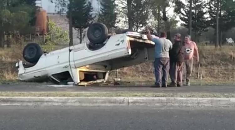 VOLCÓ UNA CAMIONETA EN LA RUTA 2B DE VILLA MERCEDES: CONDUCTOR Y ACOMPAÑANTE ESTABAN EBRIOS