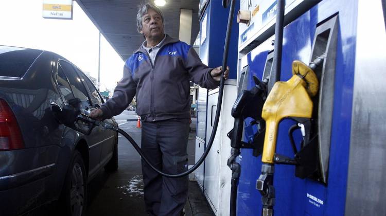 ¿FIN DEL CONGELAMIENTO EN LOS PRECIOS DE LAS NAFTAS?: EL GOBIERNO ANALIZA AUTORIZAR UN NUEVO AUMENTO