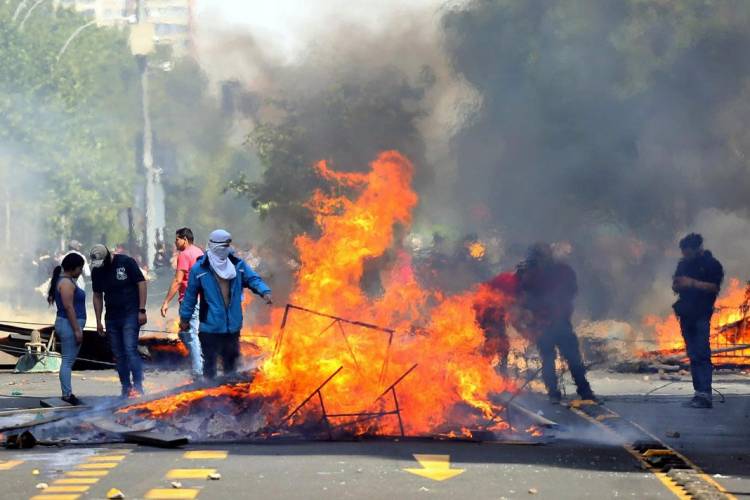 EL TOQUE DE QUEDA NO FRENA LAS PROTESTAS DE LOS CHILENOS QUE RECHAZAN EL MODELO: TRES MUERTOS DURANTE LAS PROTESTAS