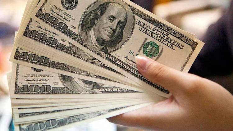 ANOTÓ SU DÉCIMA SUBA EN FILA: EL DÓLAR CERRÓ A $60,50 Y EL CONTADO CON LIQUI LLEGÓ A $75 