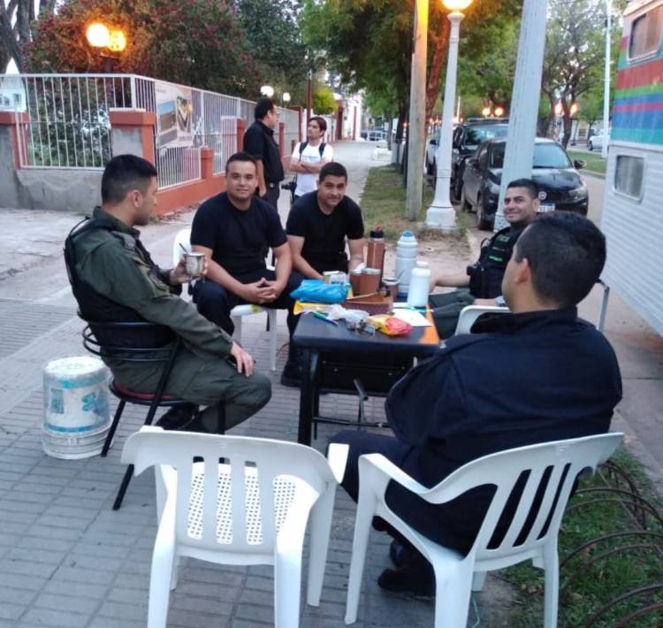 SANTA FE: EN SUNCHALES CLAUSURARON UNA COMISARÍA POR POSIBLE ABUSO DE AUTORIDAD Y LOS POLICÍAS ATIENDEN EN LA CALLE